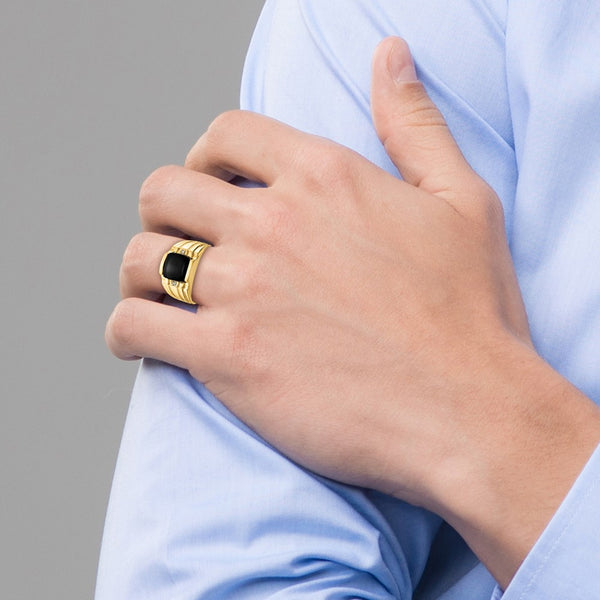 14KT Yellow Gold 1/100 CTW 9.5MM Onyx Ring. Size 10